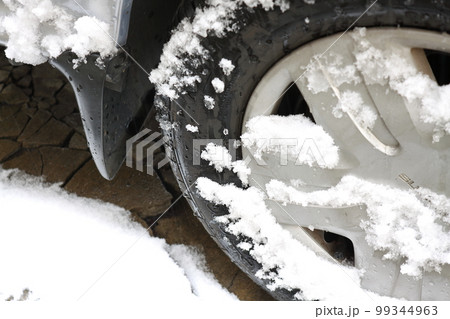 車のタイヤに付着した雪 99344963