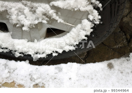 車のタイヤに付着した雪 99344964