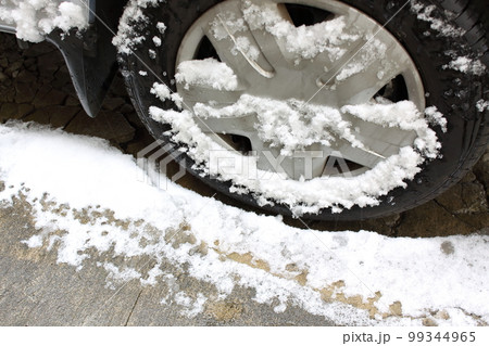 車のタイヤに付着した雪 99344965