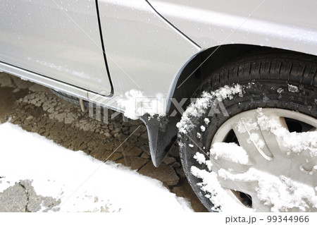 車のタイヤに付着した雪 99344966