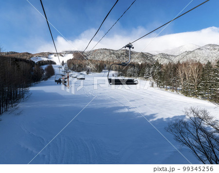 リフトの上から見るスキー場の風景 99345256