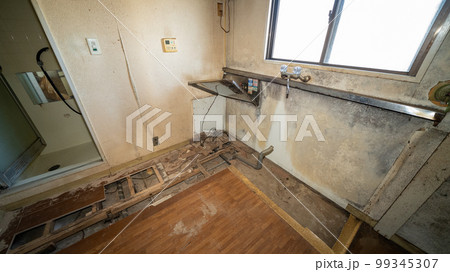 リノベーション前の廃墟のようなボロ物件 99345307