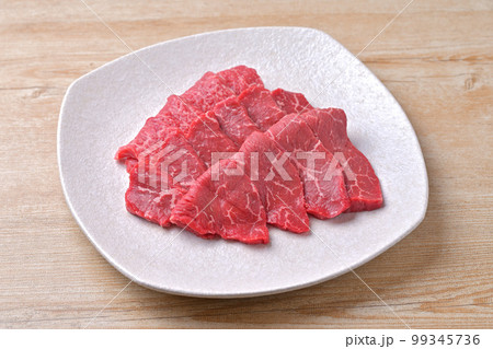 焼肉用の生肉、精肉「牛肉のランプ肉、モモ肉」未加熱です。希少部位。 99345736