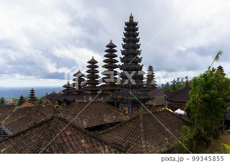 ブサキ寺院の多重塔（メル）：インドネシアバリ島 99345855