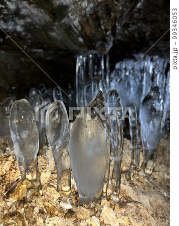 百畳敷洞窟が見せる厳冬期の神秘 百畳敷洞窟が見せる厳冬期の神秘 99346053