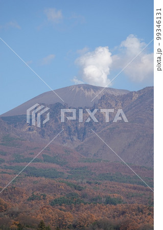 浅間山・活火山（飯綱高原から小噴火が良く見えた浅間山） 99346131
