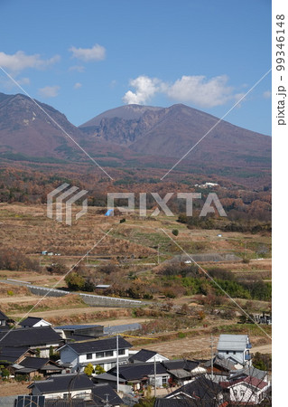 浅間山・活火山（飯綱高原から小噴火が良く見えた浅間山） 99346148