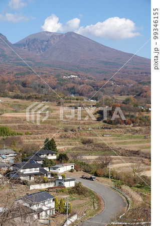 浅間山・活火山（飯綱高原から小噴火が良く見えた浅間山） 99346155