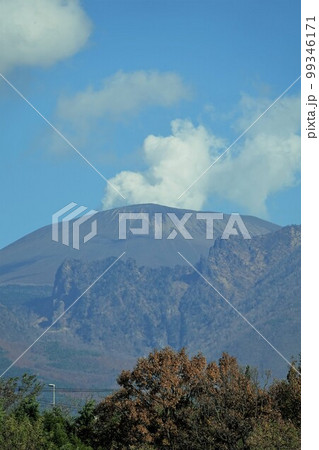 浅間山・活火山（飯綱高原から小噴火が良く見えた浅間山） 99346171