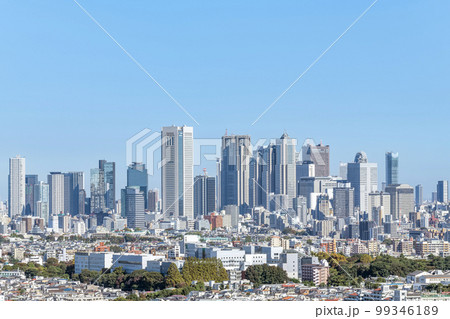 東京都 快晴の西新宿の高層ビル群と東京の街並み 東京都 快晴の西新宿の高層ビル群と東京の街並み 99346189