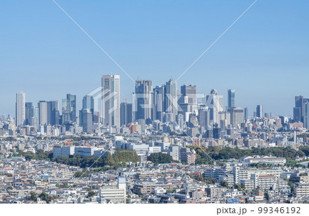 東京都　快晴の西新宿の高層ビル群と東京の街並み 99346192