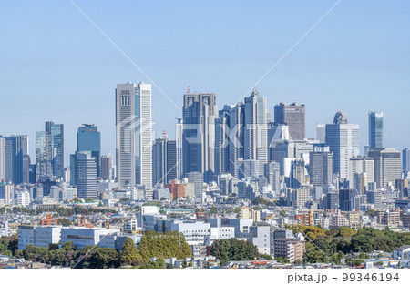 東京都　快晴の西新宿の高層ビル群と東京の街並み 99346194