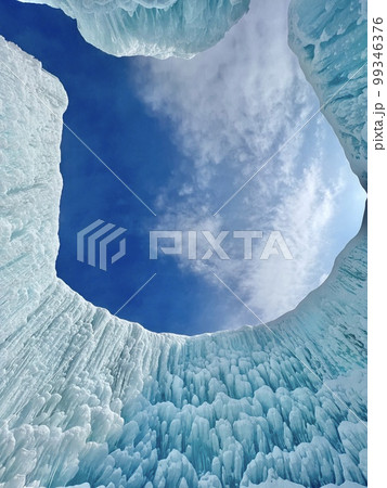 北海道支笏湖の氷濤まつりと青空 99346376
