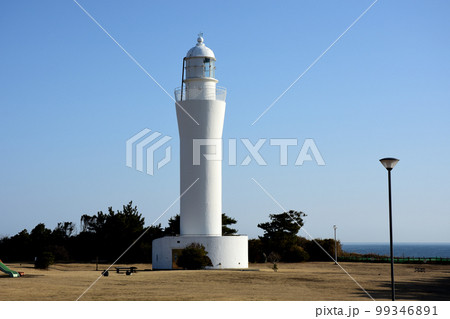 茨城県日立市久慈浜海岸の灯台 99346891