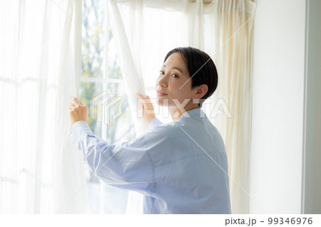 窓を開ける女性 窓を開ける女性 99346976