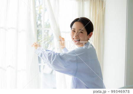 窓を開ける女性 99346978
