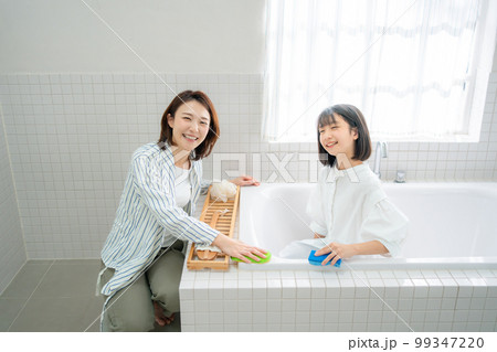 お風呂を掃除する親子 99347220