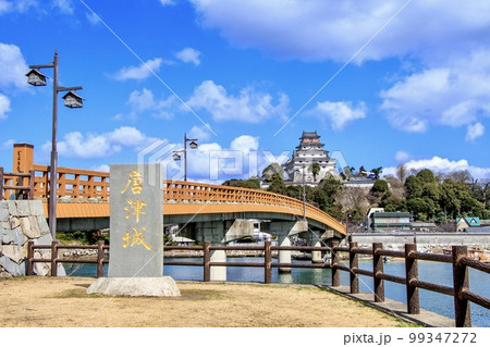 唐津市 唐津城天守と梅の花 唐津市 唐津城天守と梅の花 99347272