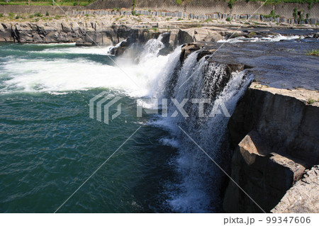 大分県玖珠郡玖珠町の三日月の滝 99347606