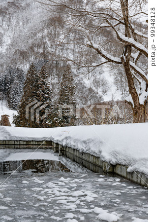 五箇山　菅沼合掌造り集落　雪景色 99348128