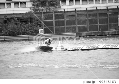 ターンするボート　白黒写真 99348163