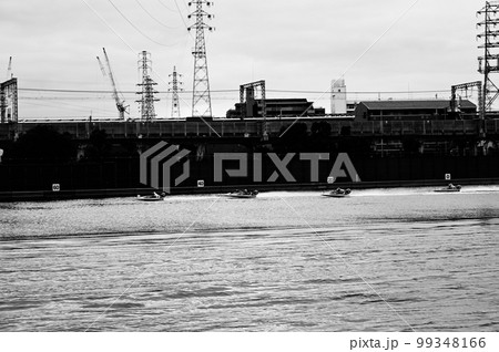 疾走するボート　白黒写真 99348166