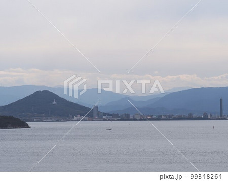 与島PAから見た宇多津町 99348264