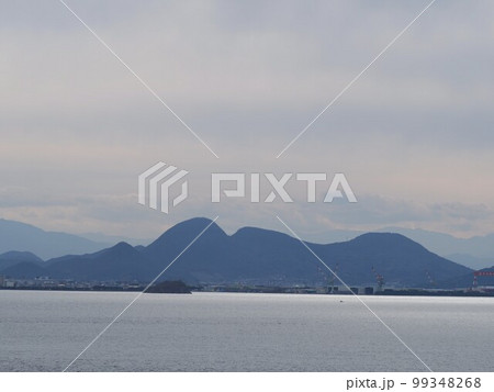 与島パーキングエリアから見た五岳山 99348268