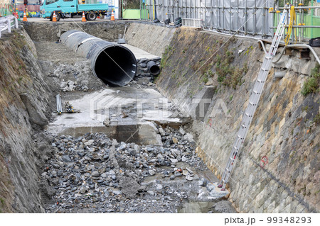 一級河川 上の川の函渠(ボックスカルバート)設置工事(2023年2月11日撮影) 一級河川 上の川の函渠(ボックスカルバート)設置工事(2023年2月11日撮影) 99348293