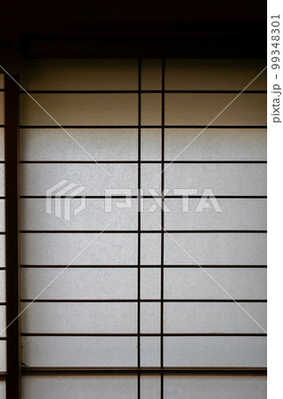 古い家の障子 99348301