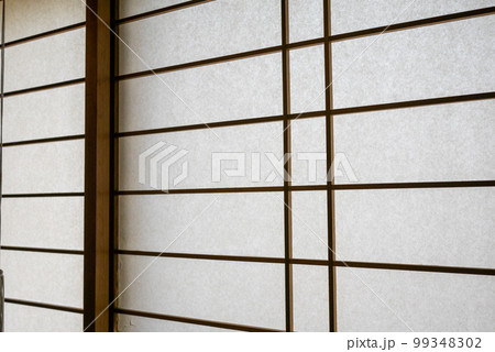 古い家の障子 古い家の障子 99348302