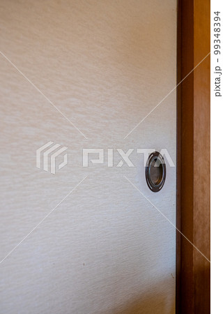 襖の丸い引手部分 99348394