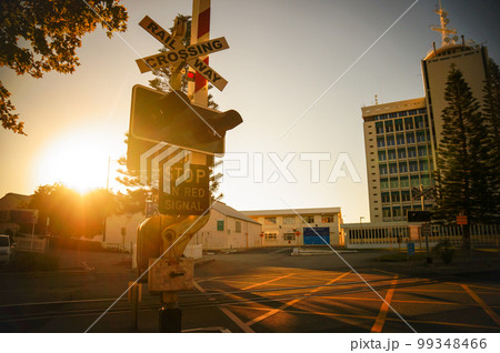 オーストラリアの踏み切りと夕日 99348466
