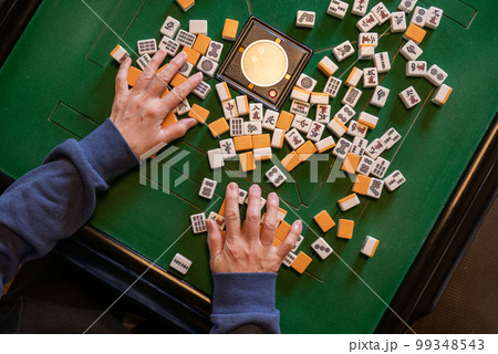 麻雀をして遊んでいるシニア女性の手元 麻雀をして遊んでいるシニア女性の手元 99348543