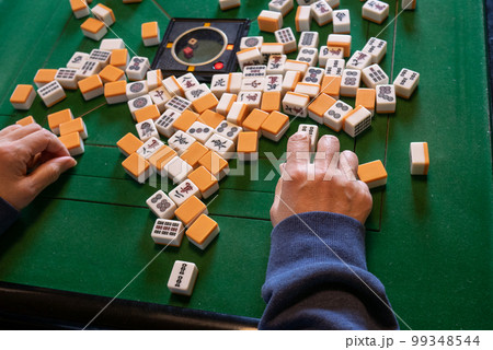 麻雀をして遊んでいるシニア女性の手元 99348544
