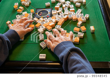 麻雀をして遊んでいるシニア女性の手元 99348545