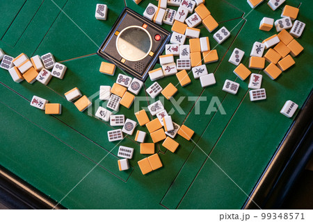 電動麻雀卓の上の麻雀牌 99348571