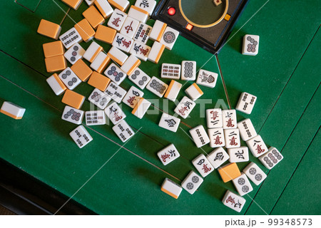 電動麻雀卓の上の麻雀牌 99348573
