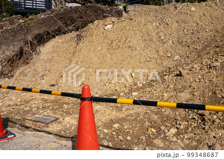 家の建て替えのため更地にした土地に三角コーンでガードしてあるところ 99348687