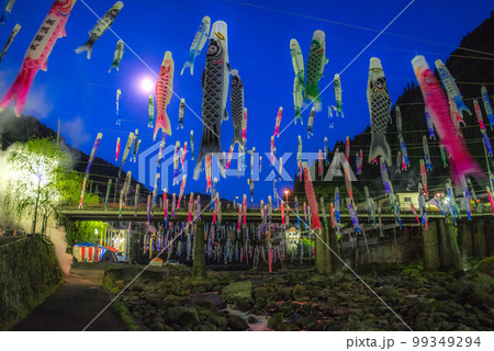 月に泳ぐ鯉のぼり 杖立温泉 99349294