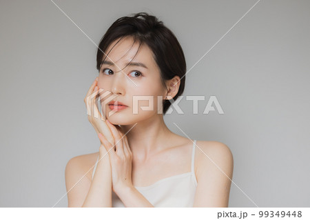 ショートヘアの女性 ショートヘアの女性 99349448