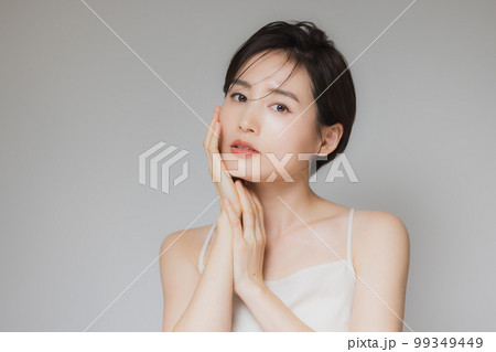 ショートヘアの女性 ショートヘアの女性 99349449