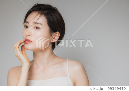 ショートヘアの女性 ショートヘアの女性 99349450