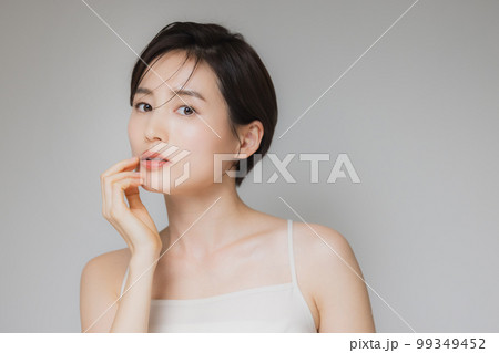 ショートヘアの女性　 99349452