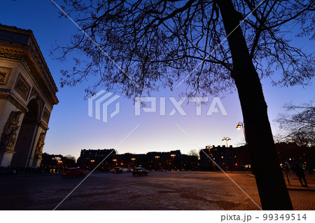 フランス、パリ。日没直後のシャルルドゴール広場。2023年1月2日撮影。 フランス、パリ。日没直後のシャルルドゴール広場。2023年1月2日撮影。 99349514