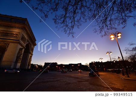 フランス、パリ。日没直後のシャルルドゴール広場。2023年1月2日撮影。 99349515