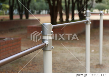 公園の鉄棒 99350142