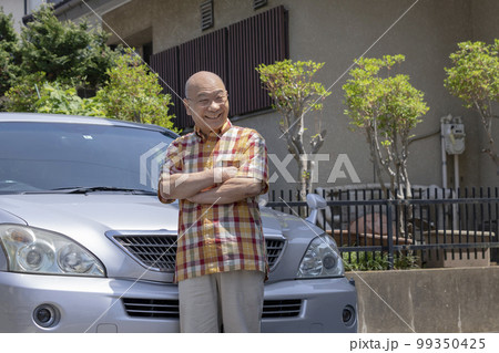 笑顔の70代の男性 自宅前 ポートレート 笑顔の70代の男性 自宅前 ポートレート 99350425