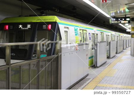 長堀鶴見緑地線今福鶴見駅に停車中の車両 長堀鶴見緑地線今福鶴見駅に停車中の車両 99350727