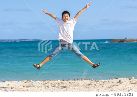 海辺でジャンプする子供 海辺でジャンプする子供 99351803